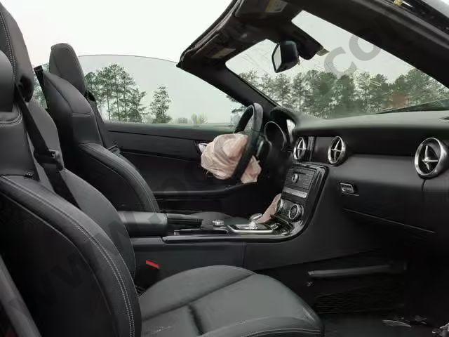 2017 Mercedes-benz Slc 300 image 4