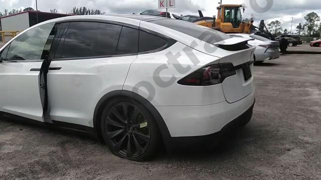 2022 Tesla Model X image 8